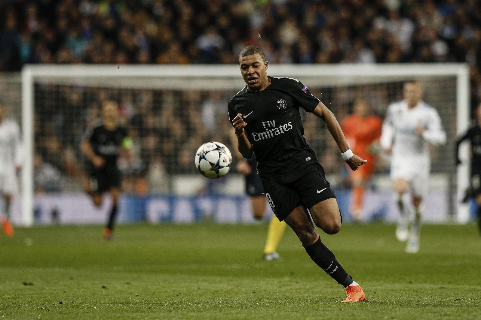 C罗晒与特朗普合照：感谢总统先生的盛情邀请及热烈欢迎（C罗晒与特朗普总统合影：感谢其热情邀请与欢迎）