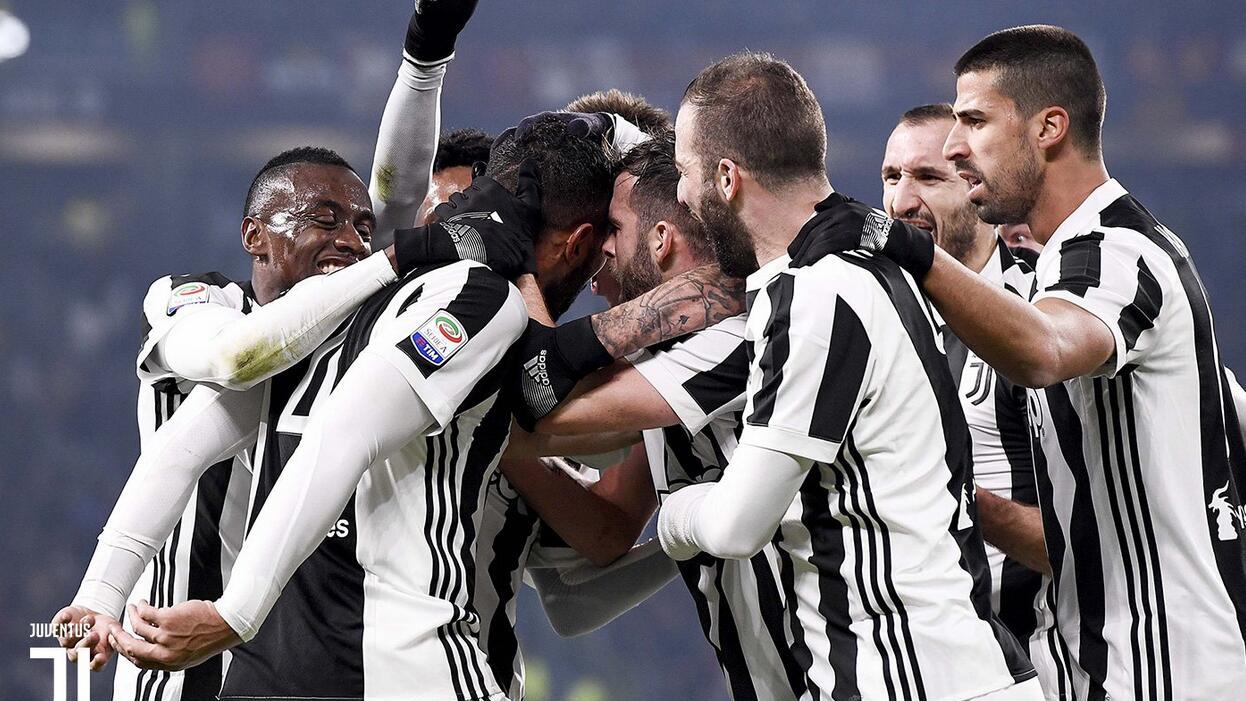 布莱顿球员三笘薰与日本战犯合影引发争议，俱乐部致歉未提菲律宾球迷，引发不满。