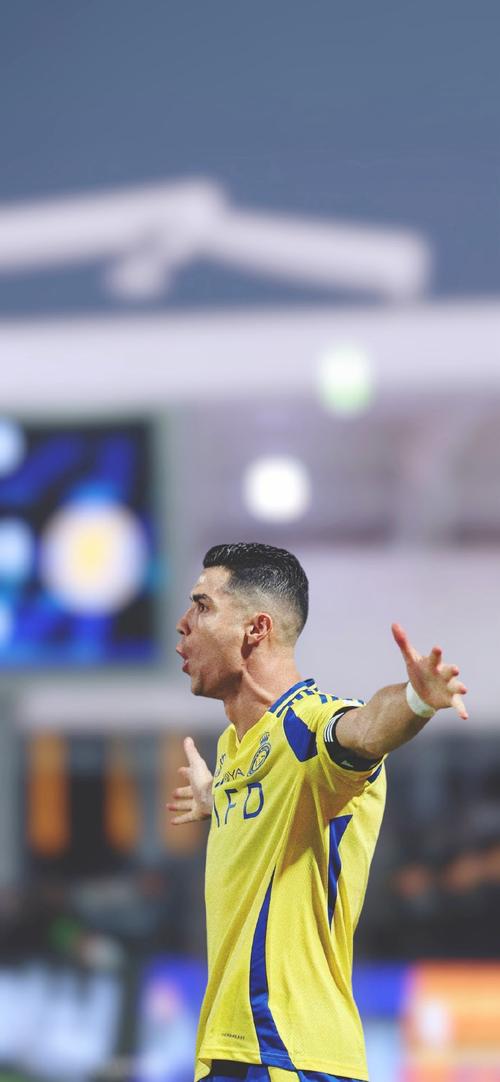 半场交换球衣引争议！贝林厄姆遭英格兰球迷痛批“巨星做派”（半场换球衣引风波，英格兰球迷抨击贝林厄姆摆巨星架子）