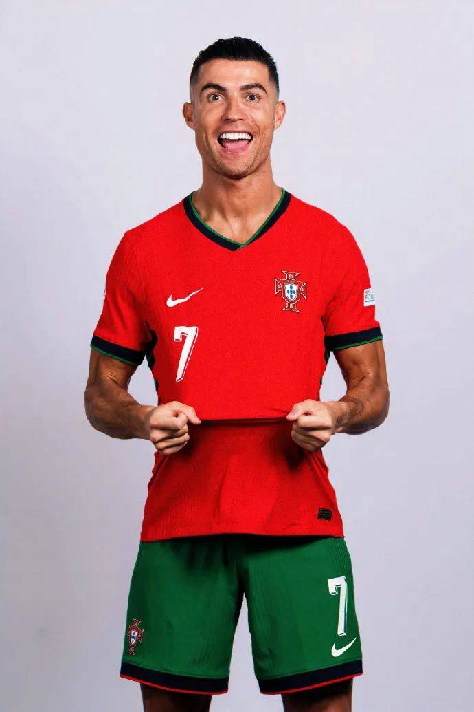 费尔明出席家乡的球迷俱乐部成立仪式，受到热烈欢迎（费尔明回乡参加球迷俱乐部成立仪式，现场反响热烈）