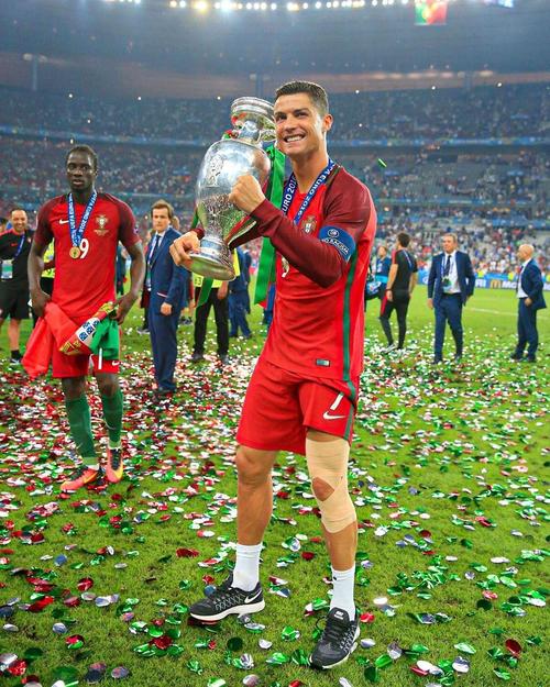 C罗2026世界杯将推出金色签名球鞋，致敬经典Mercurial设计（C罗将在2026世界杯发布金色签名战靴，致敬经典Mercurial设计）