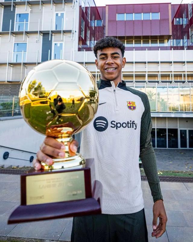 罗马诺：加纳乔与贝西克塔斯的转会传闻不实，他想留在英超（罗马诺：加纳乔不会加盟贝西克塔斯，愿继续在英超效力）