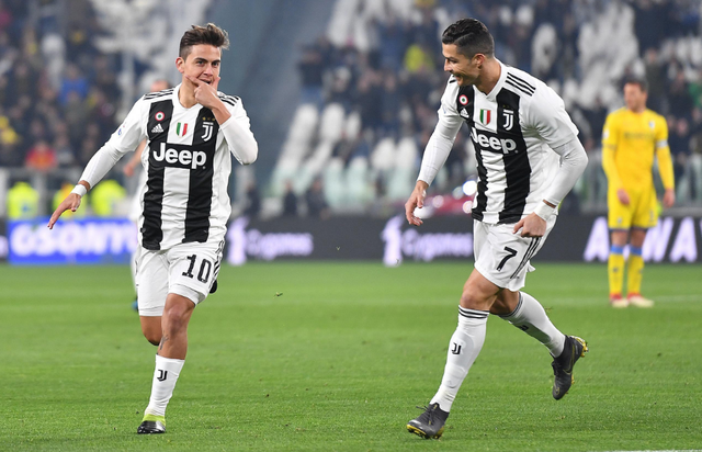 孙颖莎王楚钦赛前训练气氛轻松，大头仰头大笑，大笑引发全场欢笑