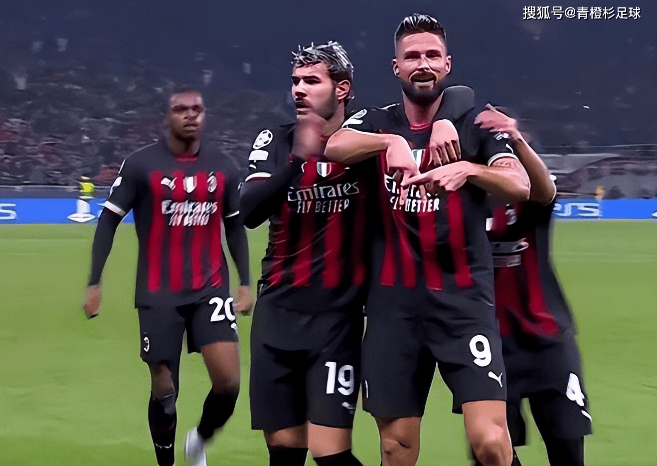 甘超对阿奇姆彭做闭嘴手势，钟义浩扳平比分后做同样手势回击