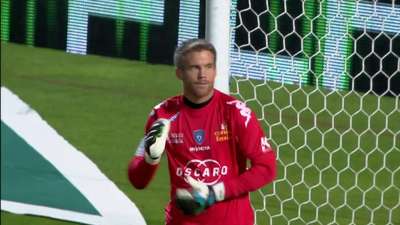 拓记：克林根争抢篮板后一瘸一拐走向替补席，赛前左小腿就有挫伤