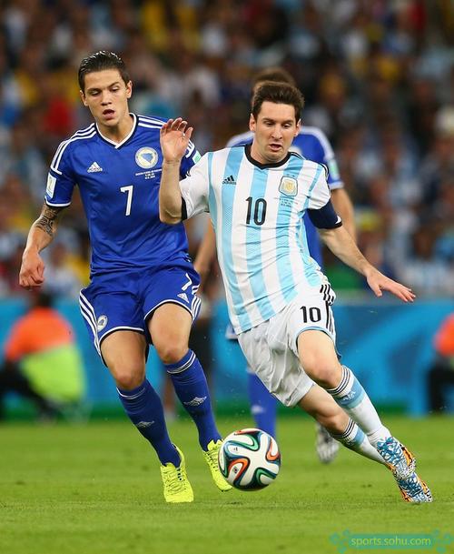 难解难分！今晚五场德甲同开，中场过后五场比分全部相平（势均力敌！德甲今夜五场同开，半场全部打成平局）