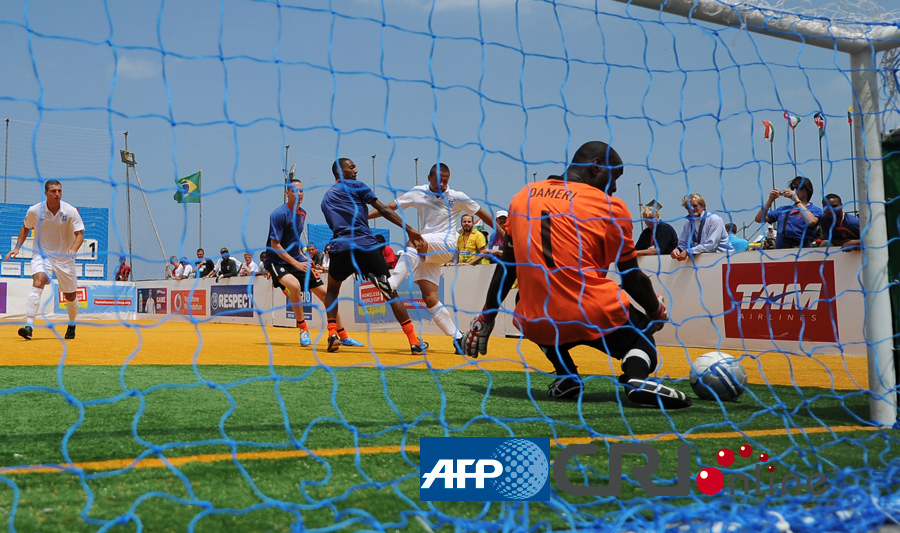 索尔斯克亚拿到了足球史上最漂亮的战术红牌！（索尔斯克亚奉上足坛史上最精彩的战术红牌！）