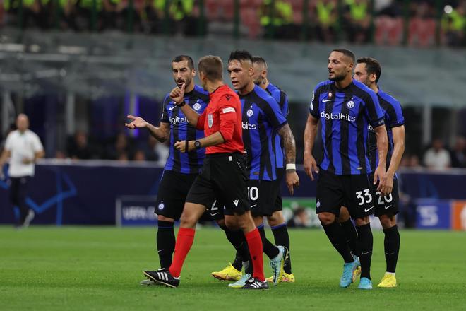 埃芬博格：拜仁前场三人能给卡尔空间，把他与梅西相比没好处