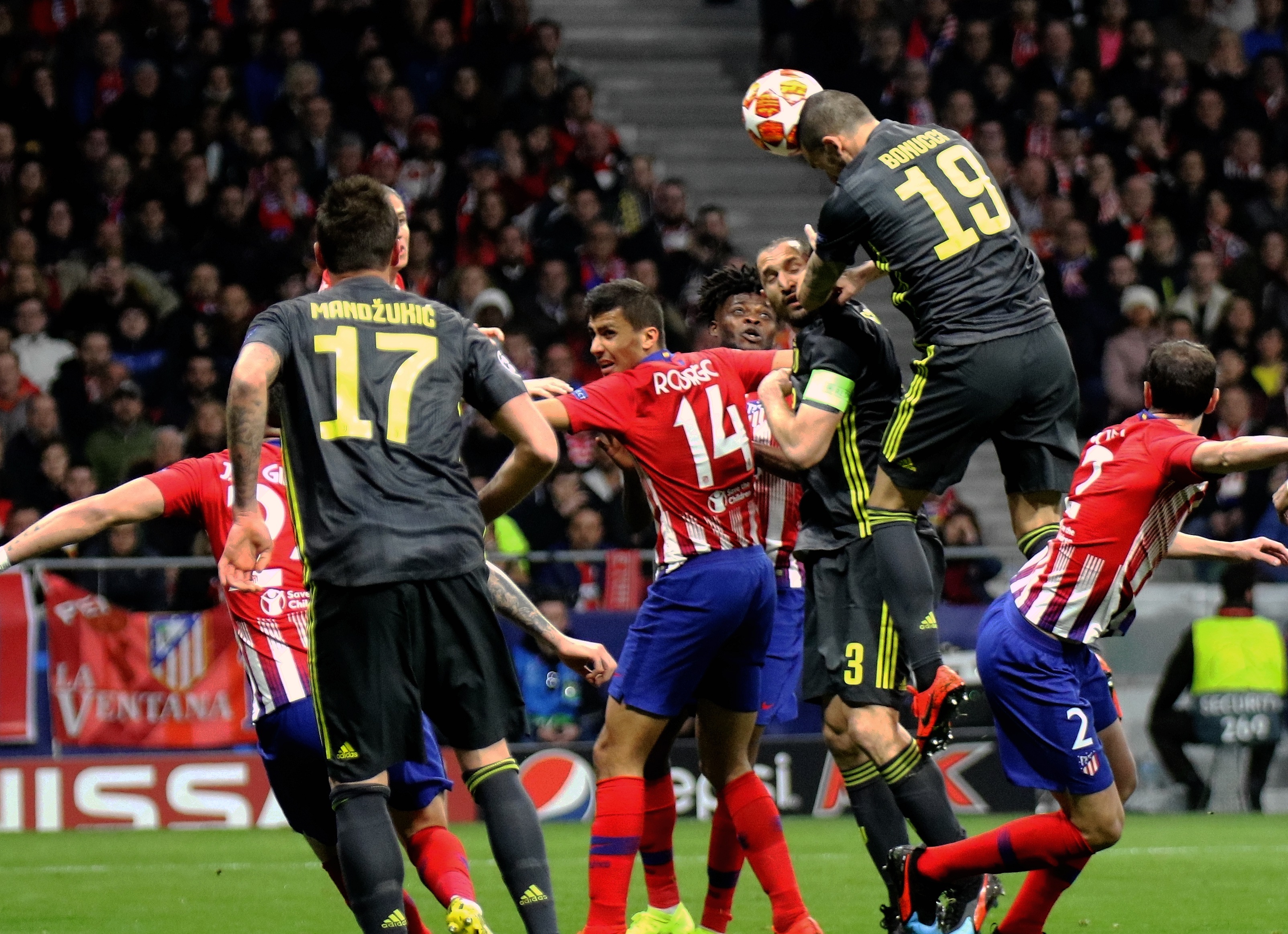 林诗栋：我没有让大家失望！胜利后亲吻胸前国旗